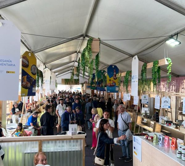 Imaxe, carpa instalada Mercado de Coristanco