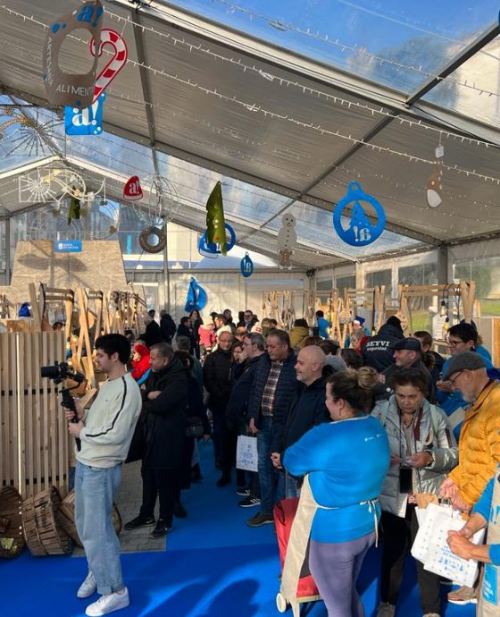 Imaxe ambiente na carpa do Mercado de Nadal de Lugo